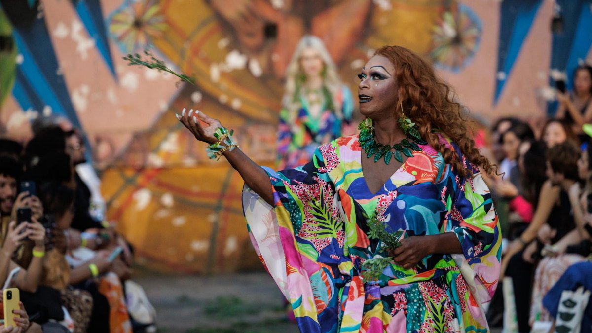 Modelos desfilan prendas de Isaac Silva durante la semana más importante de la moda de Sao Paulo edición 55, hoy en el centro de São Paulo (Brasil).