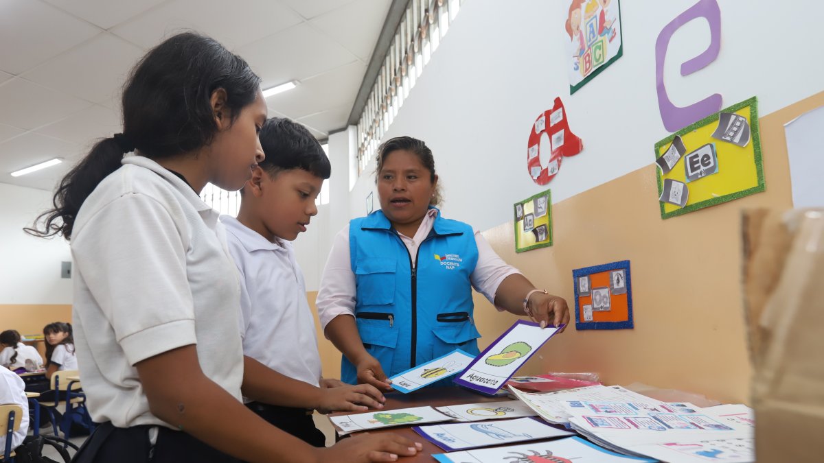Lourdes González, maestra de nivelación, se vale de muchos elementos para que sus estudiantes puedan adquirir conocimientos de manera didáctica.