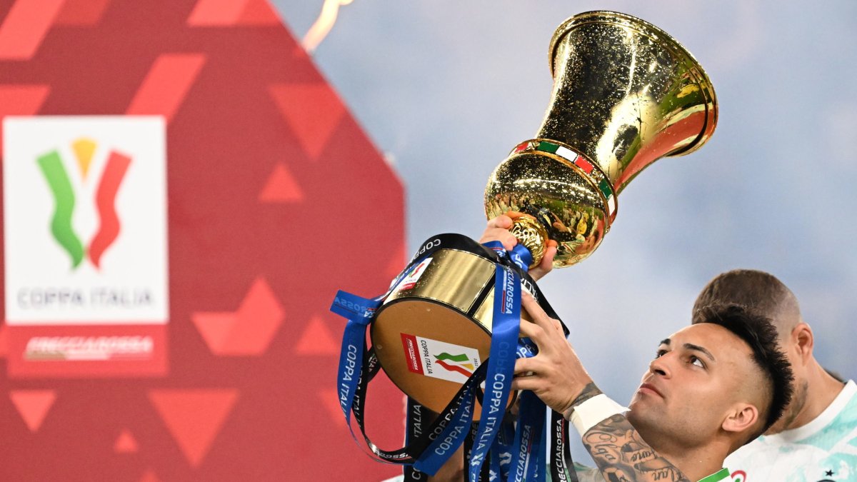 El delantero del Inter, Lautaro Martínez, celebra con el trofeo después de ganar la final de Copa Italia.