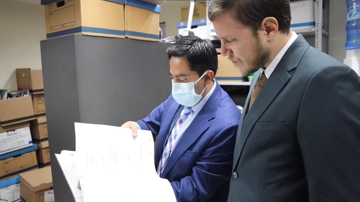 Augusto Verduga (d) levantó la moción de la veeduría ciudadana.