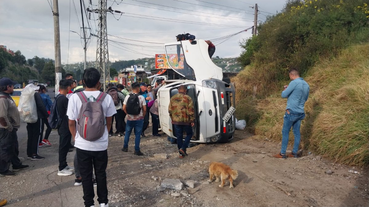 Se registró un volcamiento en la av. Simón Bolívar, en el sector Loma de Puengasí.