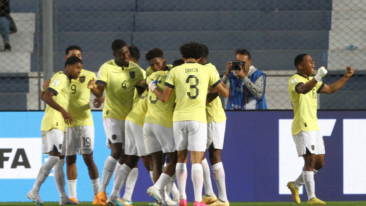 Los jugadores de la selección ecuatoriana sub-20 festejaron desahogados el gol de la victoria del martes ante Eslovaquia. El conjunto lució más ordenado y con una idea de juego que no demostraron ante Estados Unidos.