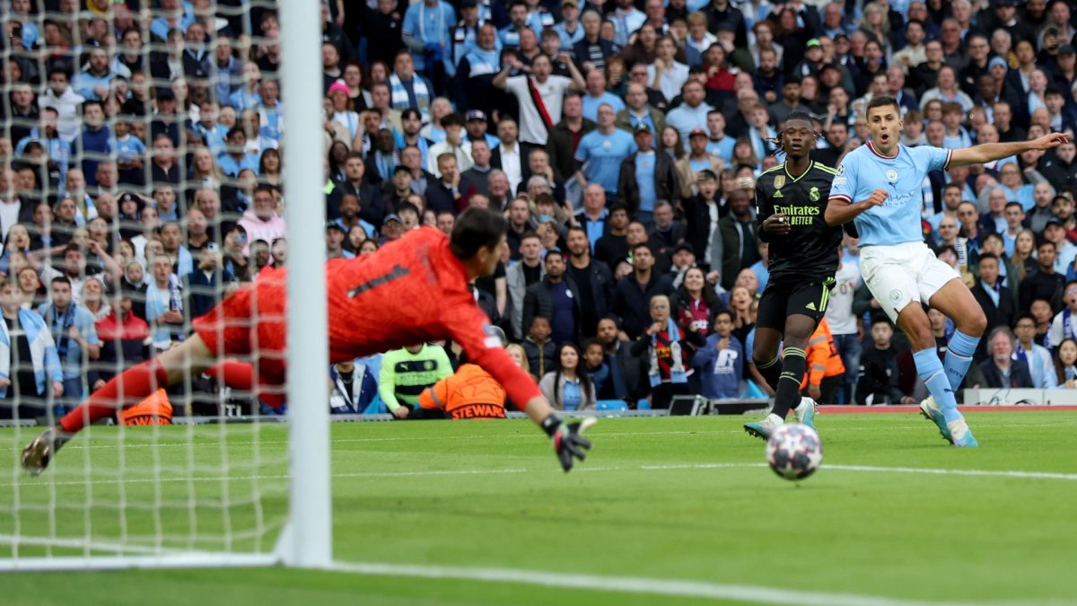 Rodri (derecha) del Manchester City observa cómo su intento de gol se va desviado durante las semifinales de la UEFA Champions League.