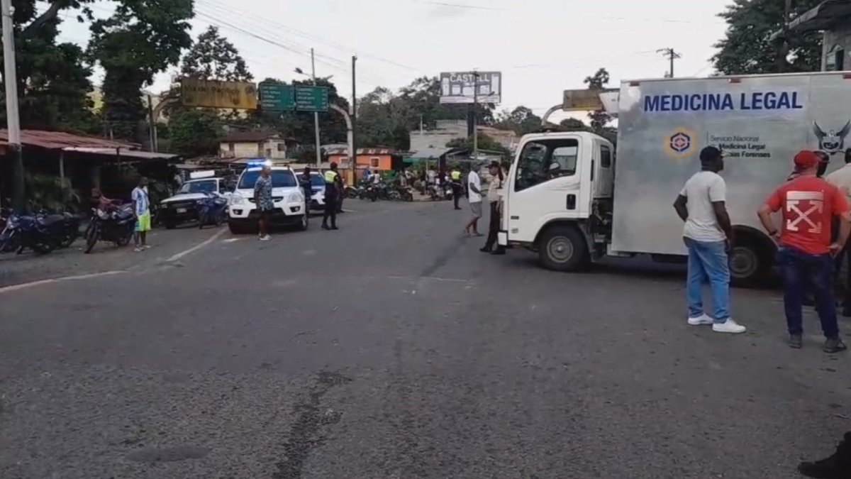 Esmeraldas. La unidad de Medicina Forense llega a recoger el cuerpo de Edwyn Chica, primo de la mujer herida.