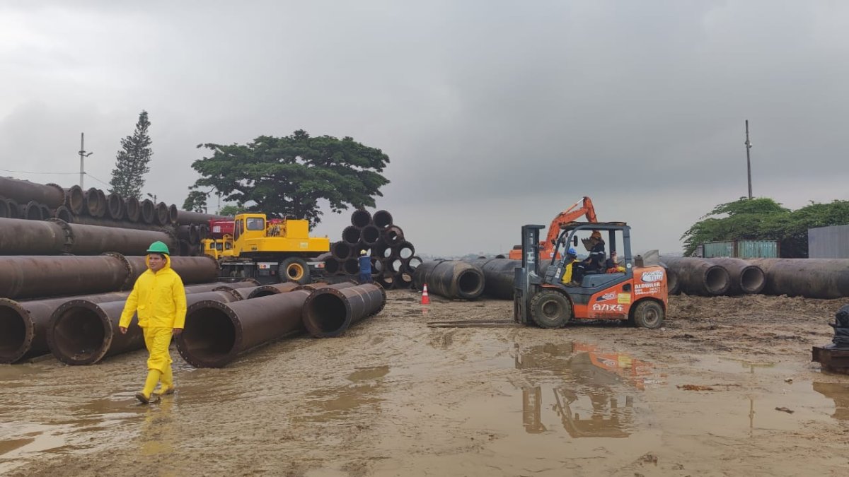 Acciones. Las tuberías metálicas son movilizadas hasta los sitios en donde van a depositar los sedimentos.
