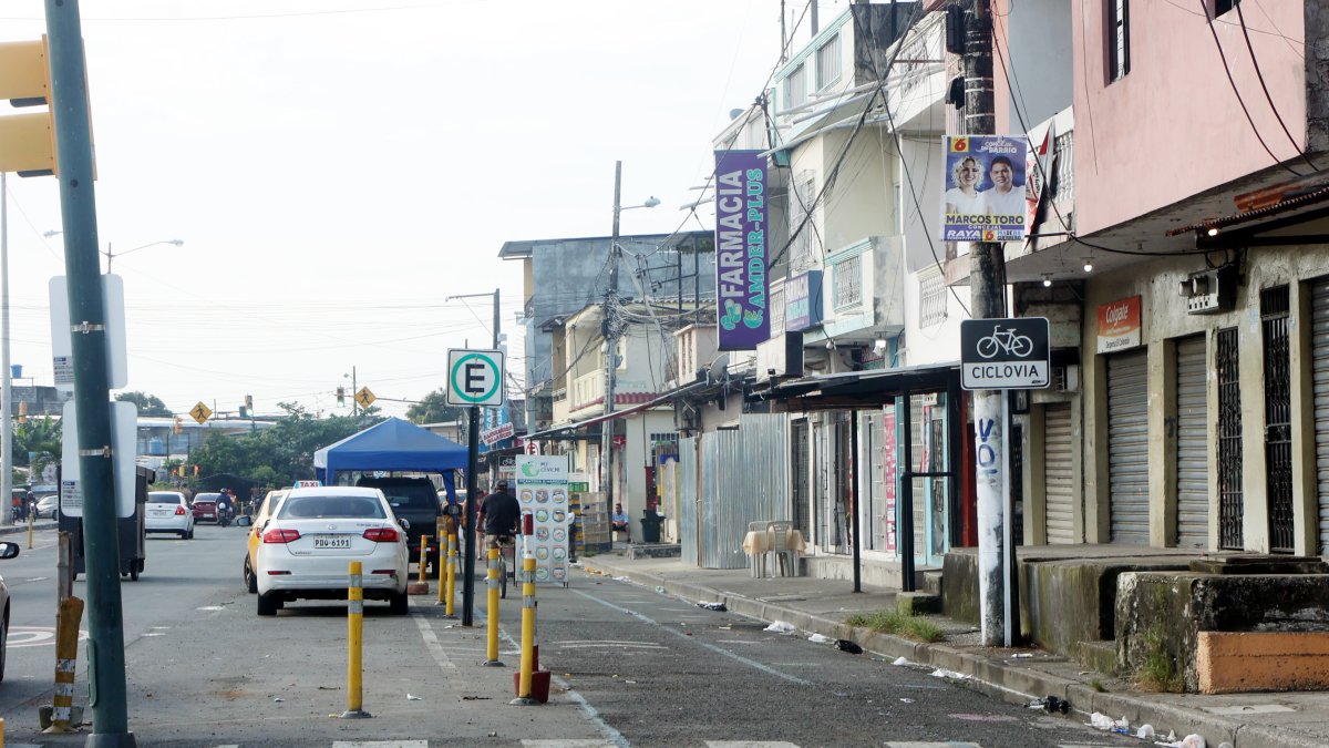 En la avenida Juan Péndola, frente a la fundación Nahím Isaías, se evidencian carpas y carteles que cubren este tramo.
