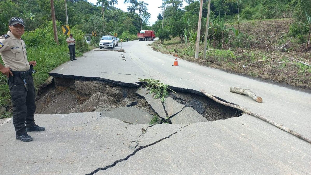 Impresionante cráter se abrió en la vía Cuenca-Girón-Pasaje impidiendo el paso de los vehículos en la zona.