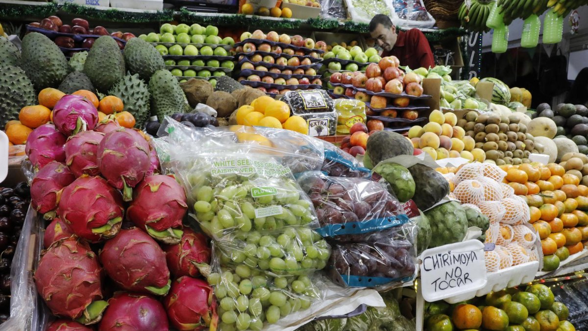 Fotografía de un puesto de venta de frutas y verduras en un mercado, en una imagen de archivo.
