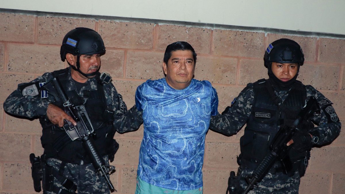 Fotografía cedida por la Fiscalía General de El Salvador que muestra al presidente del equipo Alianza FC, Pedro Hernández (c), tras su detención hoy 25 de mayo de 2023 , en San Salvador (El Salvador).