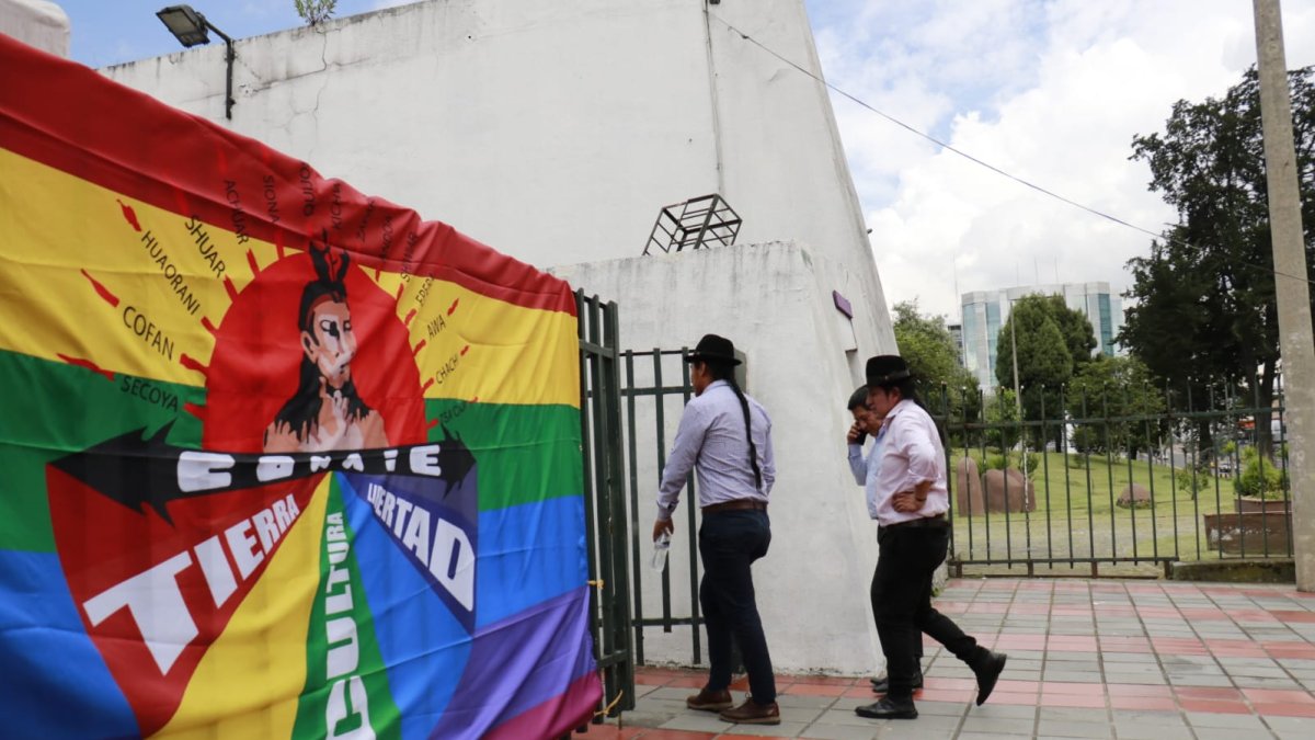 Los líderes indígenas llegaron hasta la Casa de la Cultura para tomar una decisión sobre su candidato presidencial