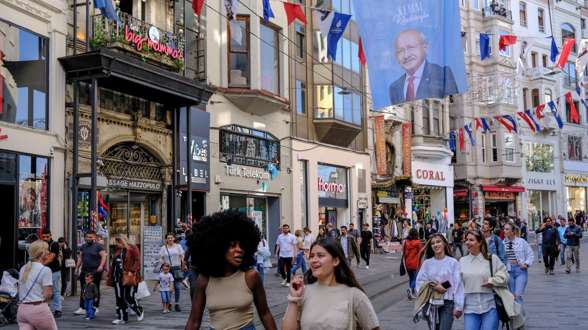 La gente camina bajo un cartel de la campaña electoral del candidato presidencial turco Kemal Kilicdaroglu, líder del opositor Partido Popular Republicano  el 22 de mayo de 2023