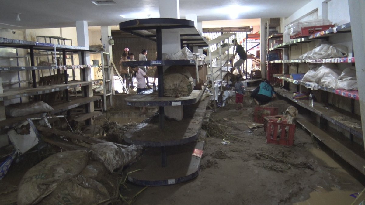 El agua y el lodo que arrastró la creciente del río causaron daños en un supermercado en Caluma.