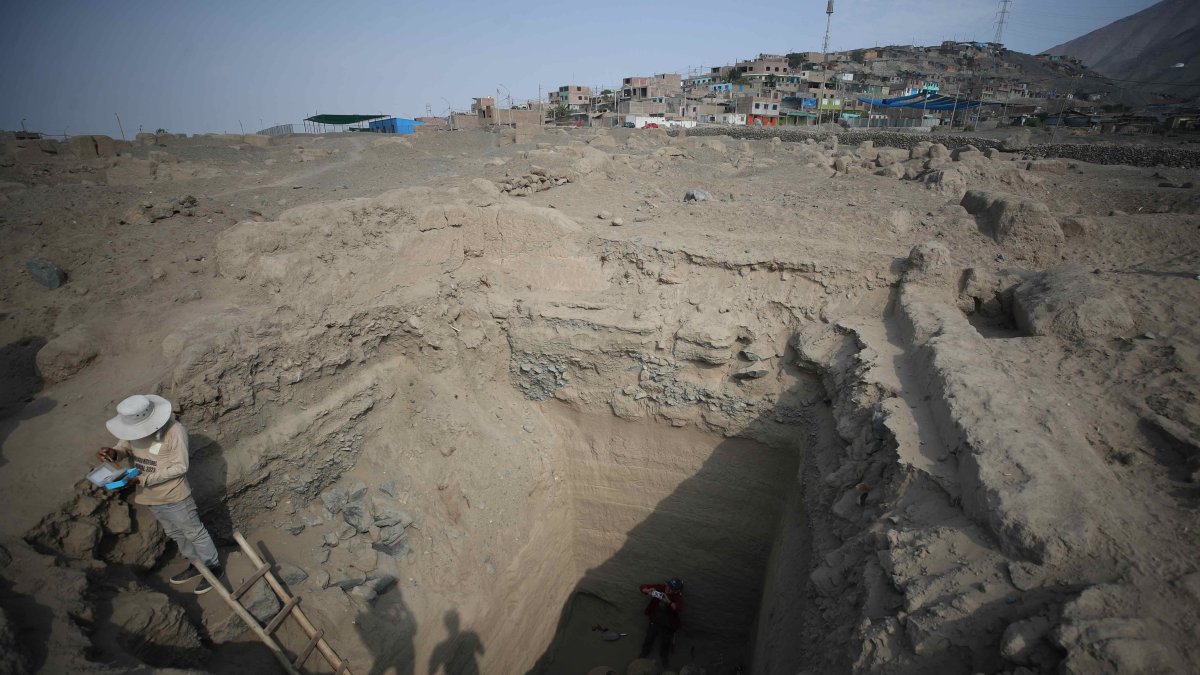 Pistas. Un investigador en el sitio de excavación arqueológica en Huaral.