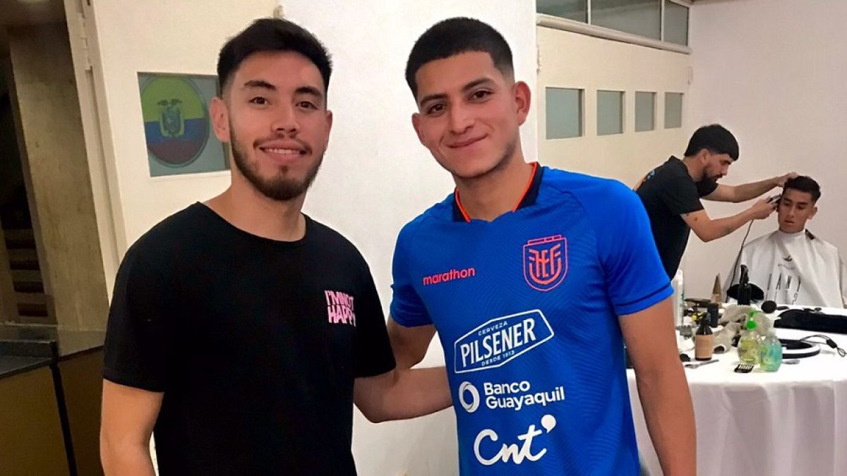 Francisco Miranda (i) y otro colega argentino (atrás) fueron los encargados de cortarle el cabello a los jugadores de la Mini-Tri.