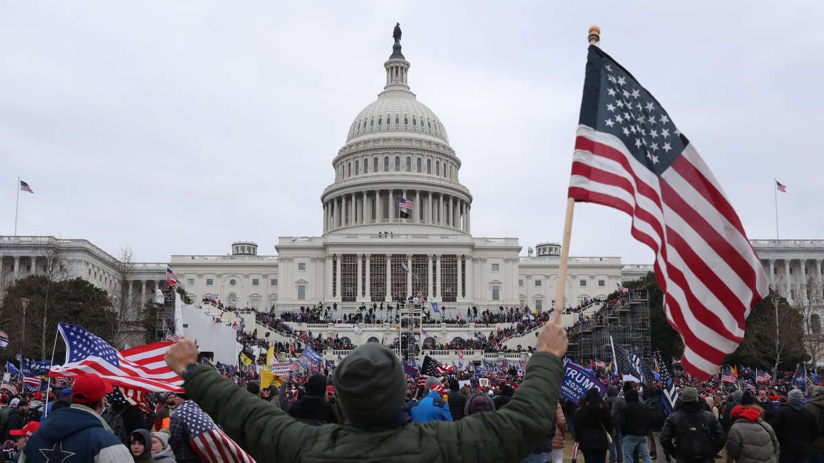 Seguidores de Donald Trump, flamean banderas frente al Capitolio en Washington el 20 de enero de 2020