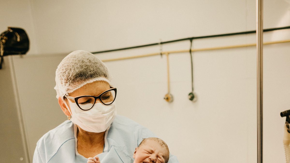 Hallazgo. Se han detectado once compuestos químicos  se transfieren entre la madre y el bebé a través del cordón umbilical.