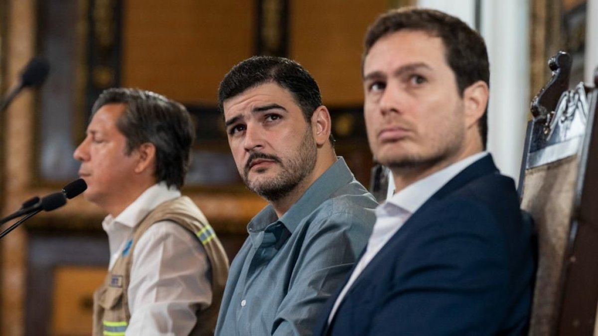 Fernando Cornejo, el Presidente de la Corporación para la Seguridad Ciudadana de Guayaquil (a la derecha), habló sobre los errores detectados en la entidad que ahora preside.