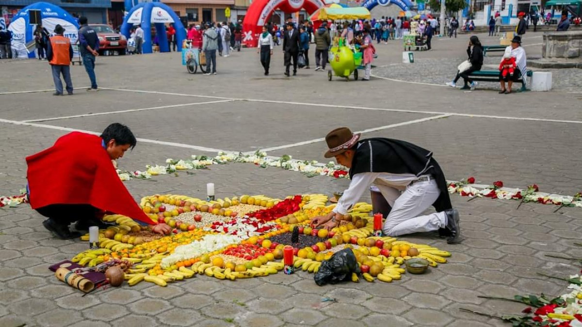 Quisapincha. Uno de los actos de los festejos que se cumplieron este 25 de mayo de 2023 fue el ritual de agrademicimiento a la madre tierra en la plaza de la parroquia.