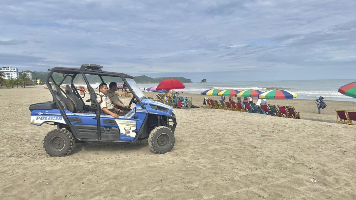 Policías patrullan por la playa de Atacames, provincia de Esmeraldas, previo al feriado por la Batalla del Pichincha.