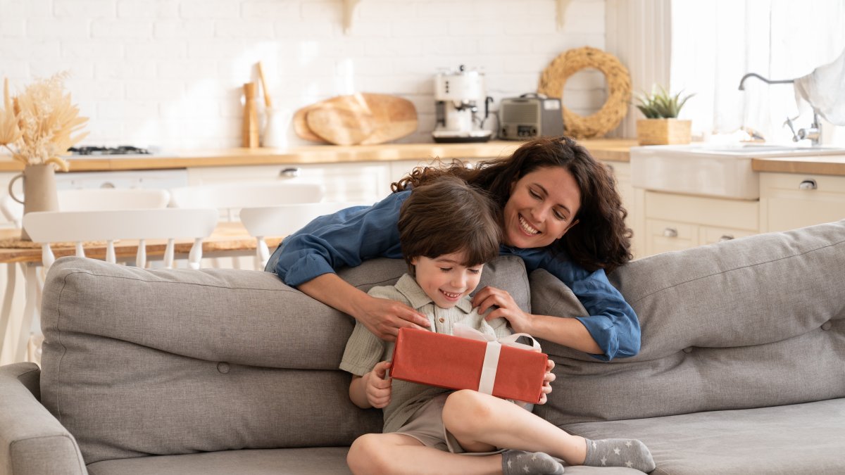 Pinte la cara de su hijo con una sonrisa. Regálele lo que más le guste.