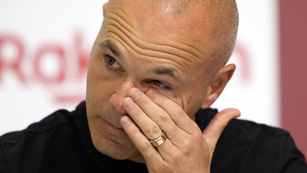 Iniesta derrama lágrimas tras anunciar que no continuará el Vissel Kobe, donde juega desde 2018.