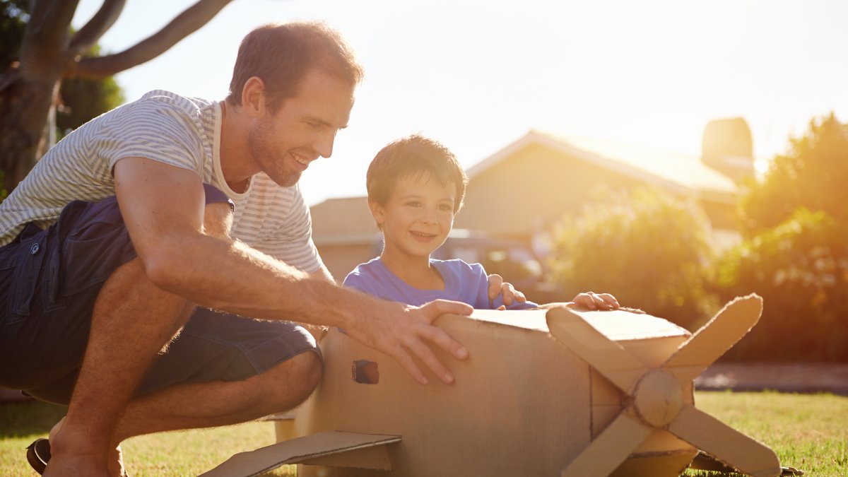 Que mejor que pasar un rato afuera disfrutando de un tiempo de calidad con su hijo.