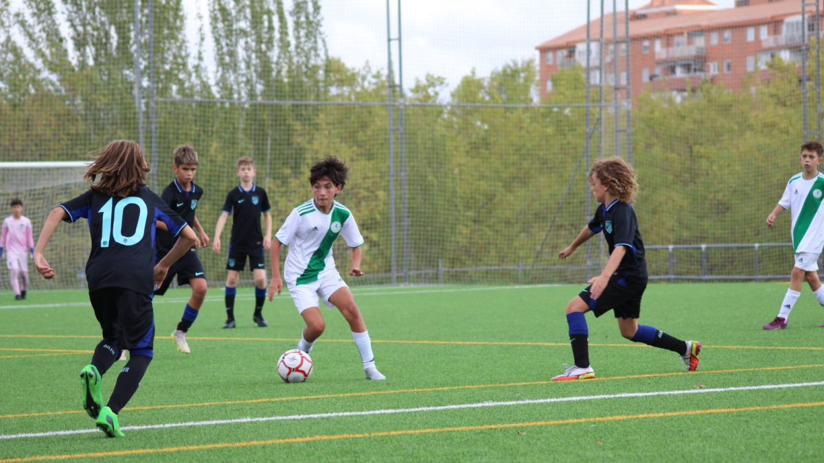 Fadel (de blanco) tiene 12 años y actualmente milita en el Rayo Alcobendas FC.