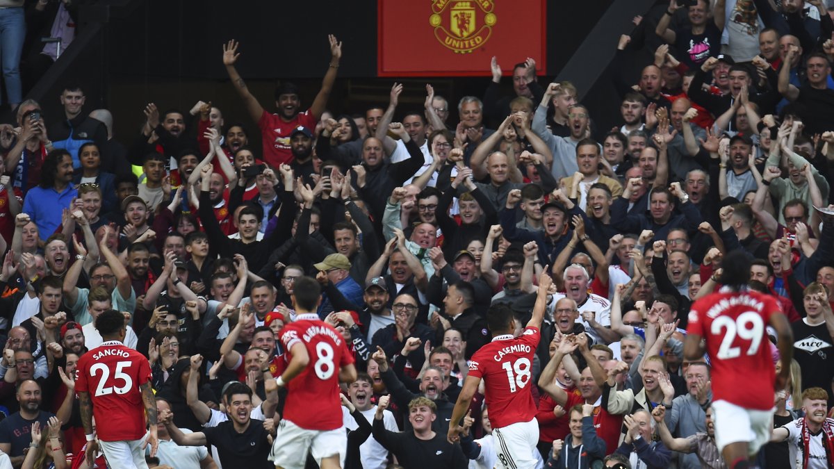 Casemiro (2-d), del Manchester United, celebra tras anotar la ventaja de 1-0 durante el partido de fútbol de la Premier League inglesa entre el Manchester United y el Chelsea FC.