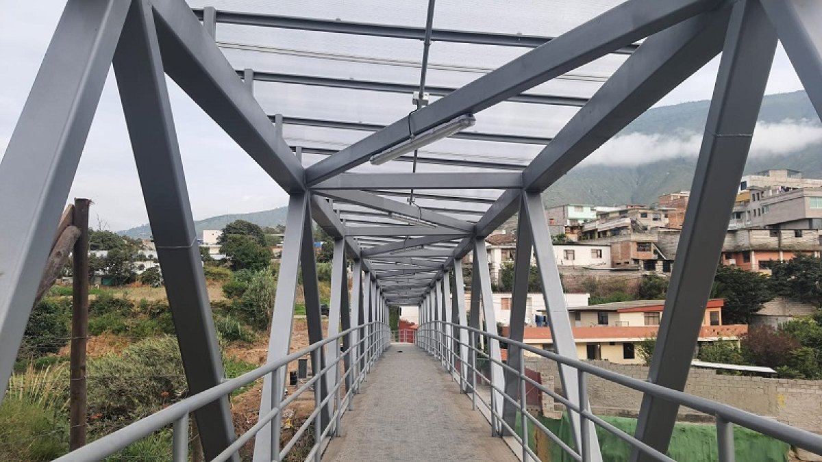 Esta semana se habilitó el puente peatonal en Pomasqui.