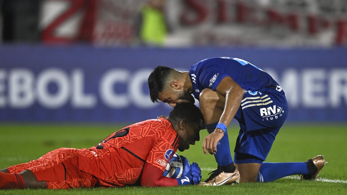 El arquero Pedro Ortiz de Emelec es felicitado hoy por su compañero Aníbal Leguizamón (d) tras atajar un balón contra Huracán, durante un partido por el Grupo B de la Copa Sudamericana en el Estadio Tomás Adolfo Ducó en Buenos Aires (Argentina).