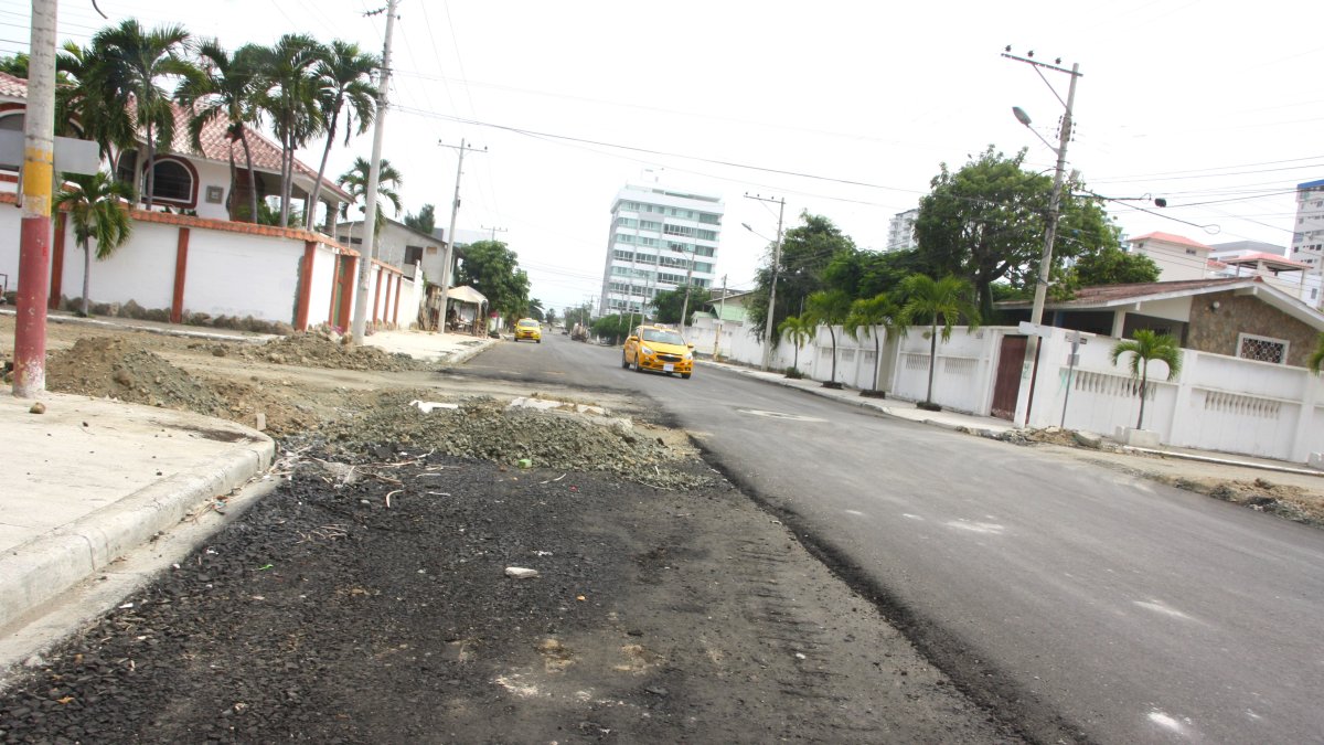 Hecho. En la calle Cuarta, en Chipipe (Salinas), aún quedan calles transversales abiertas y con lomas de tierra y rocas, y sin señalización a la vista.