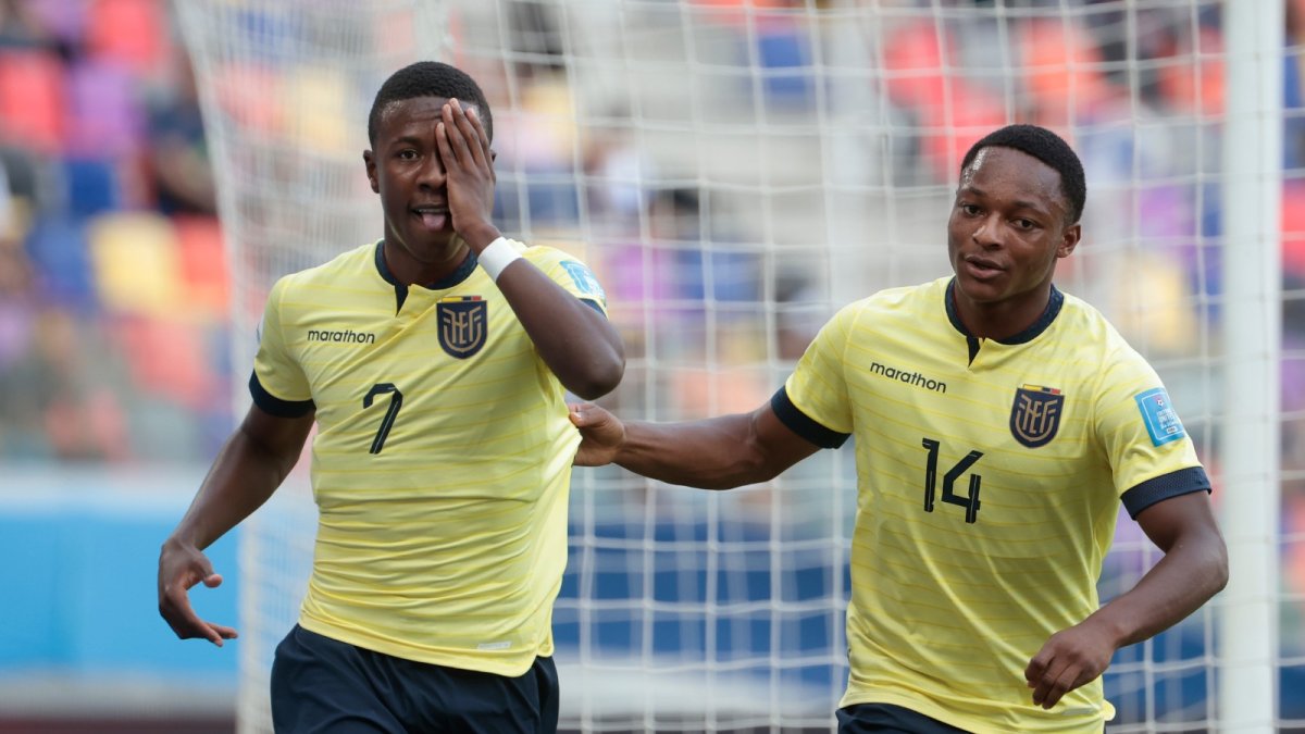 El extremo Alan Minda (i) aportó con un doblete.