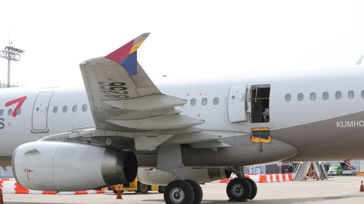 El avión de la Asiana Airlines, en el aeropuerto de Daegu, tras el aterrizaje de emergencia.