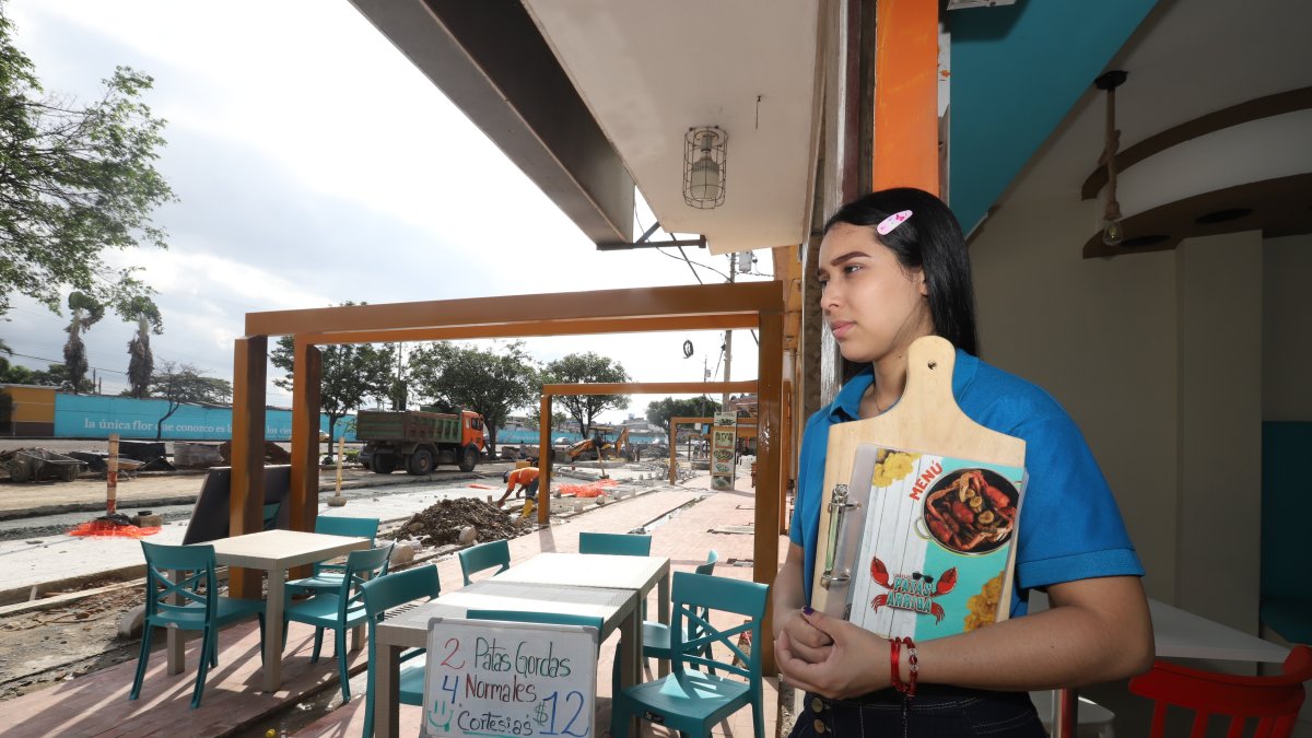 1. Los negocios. Prácticamente vacíos y sin clientes, así se encuentran la mayoría de establecimientos ubicados en la avenida Isidro Ayora