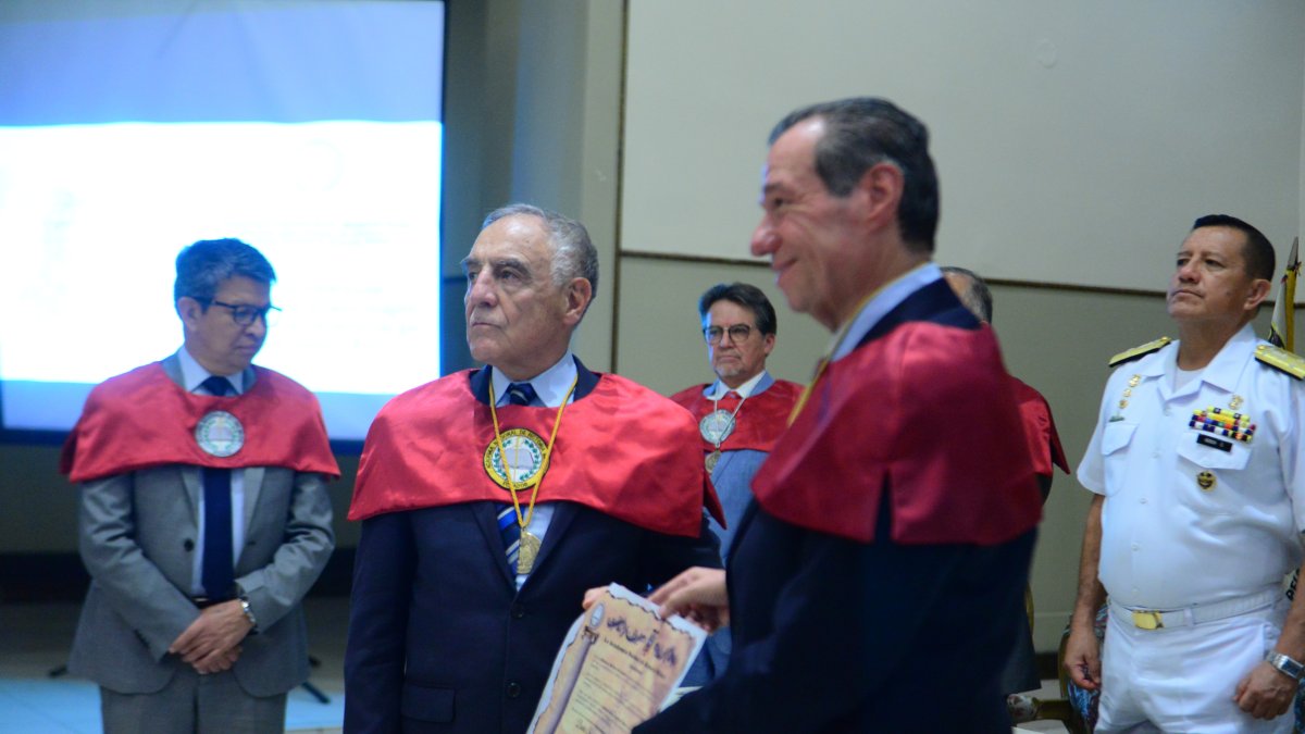 Doctor e historiador Benjamín Rosales Valenzuela. (a la derecha).