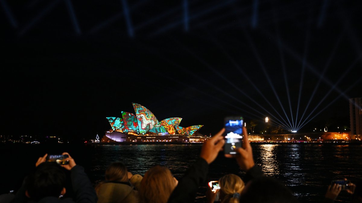 La iluminación de edificios y espacios emblemáticos también busca hacer un reconocimiento a los aborígenes e isleños del Estrecho de Torres.