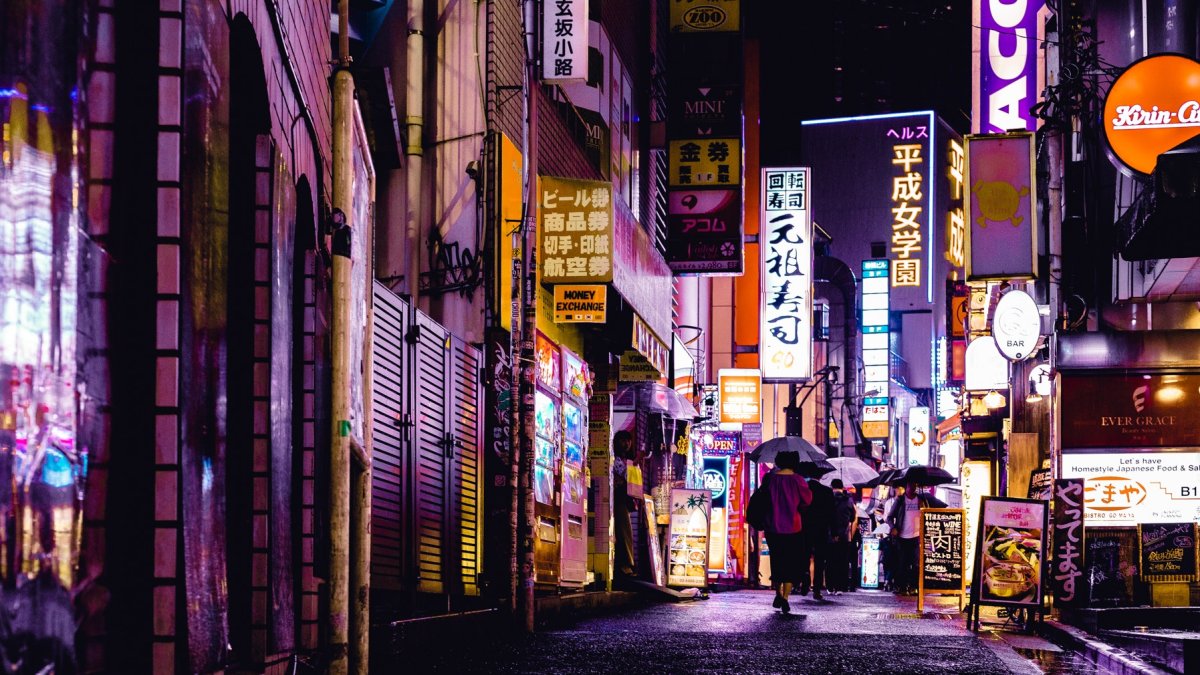 Una persona transita por la capital de Japón que fue removida por un fuerte sismo del que no se han reportado daños ni víctimas.