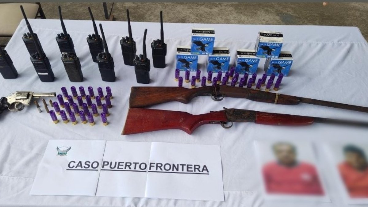 Hallazgo. Se encontraron diez radios de comunicación además de las municiones.