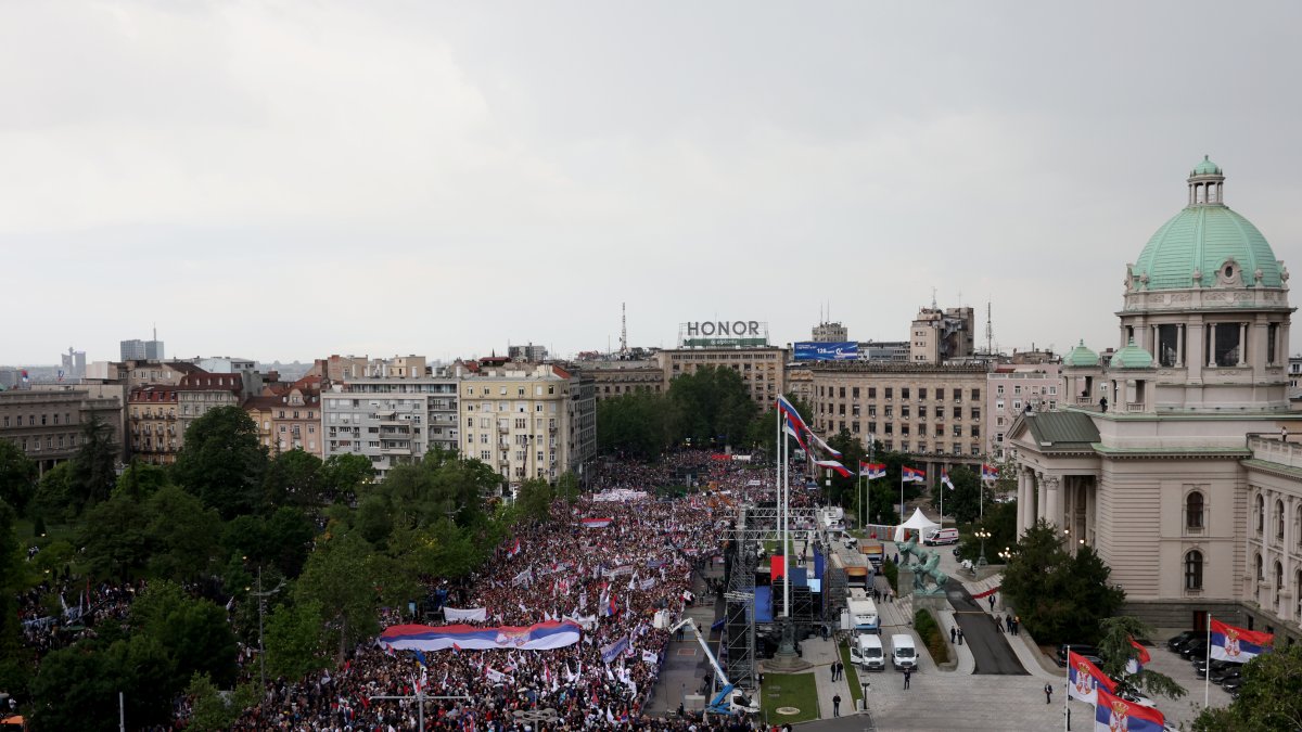 Ciento de personas se preparan para salir a las calles de las ciudades de Serbia, en reacción por los recientes tiroteos que a principios de mes causaron 18 muertos.