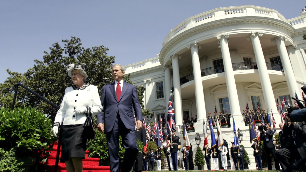 La difunta reina Isabel II, en una de sus visitas a los Estados Unidos, junto al expresidente George W. Bush.