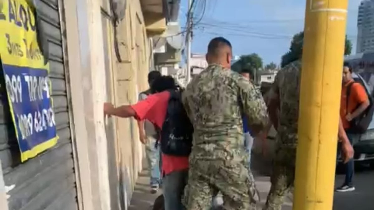 Militares usaron la fuerza sobre el presunto ladrón.