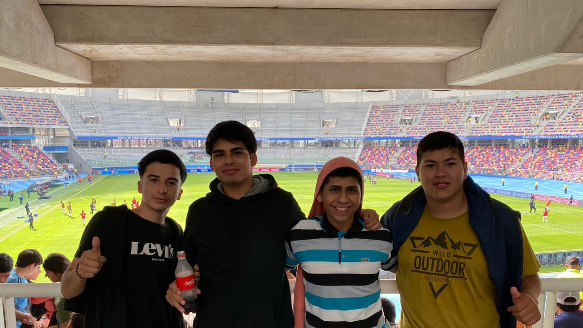 Hinchas argentinos llegaron al estadio para dar su respaldo a la Tri.