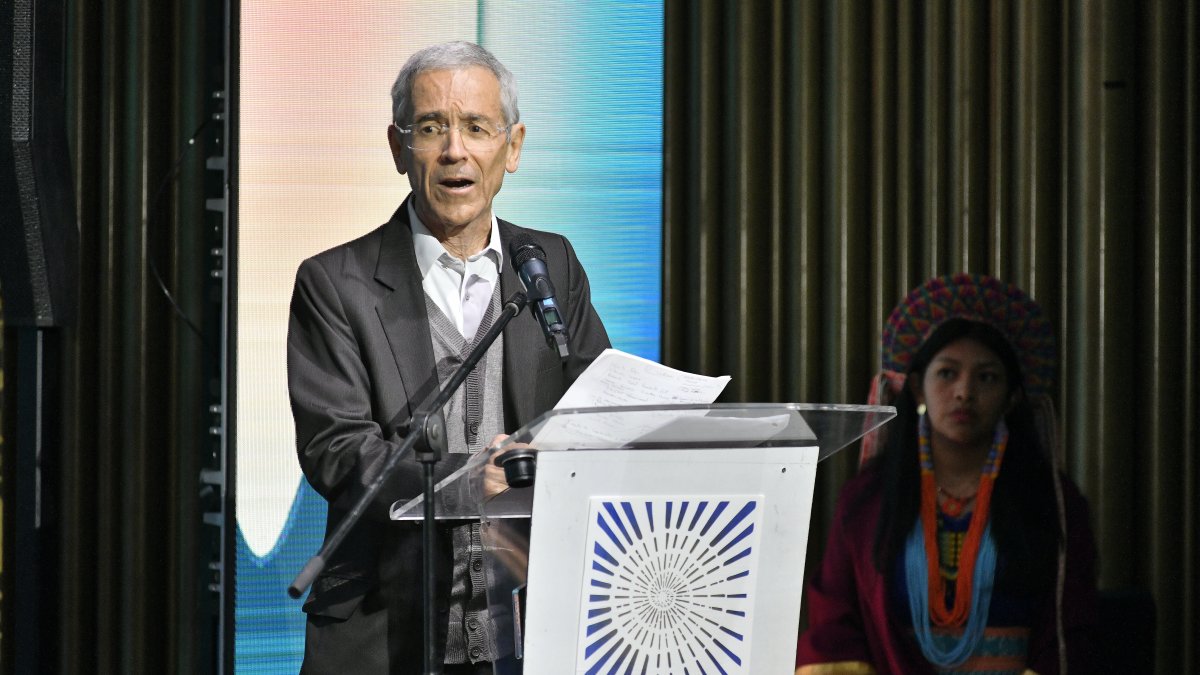 Bogotá. El padre Francisco de Roux, en el acto de entrega.