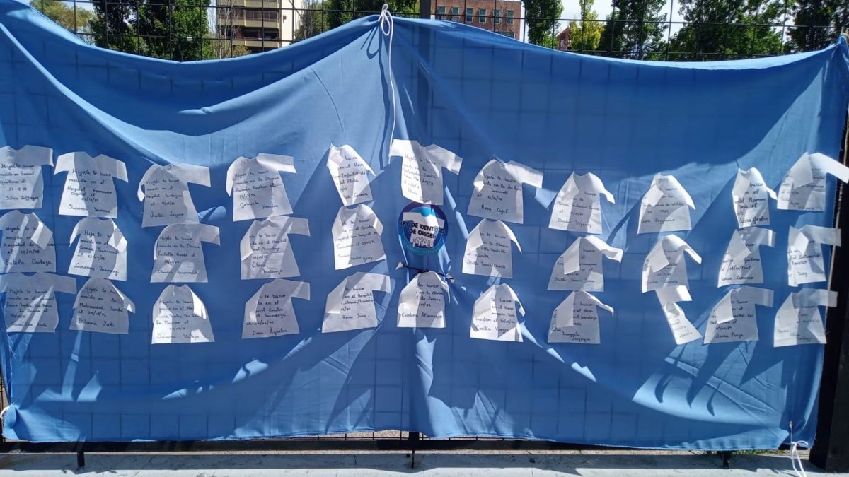 Manifestaciones. Bandera colocada en Buenos Aires por activistas en noviembre pasado en una de las llamadas “Plazas por la identidad”.