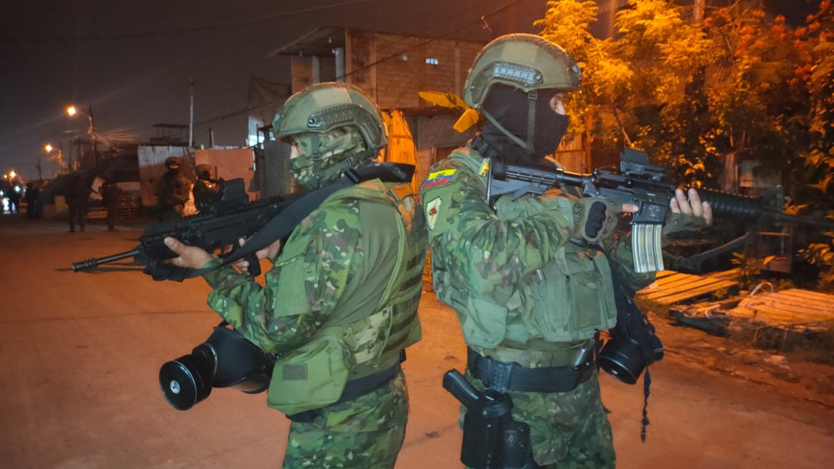 Desde la tarde del jueves 25 de mayo, en Guayaquil, Durán y Samborondón está en funciones el grupo antiterrorismo militar.
