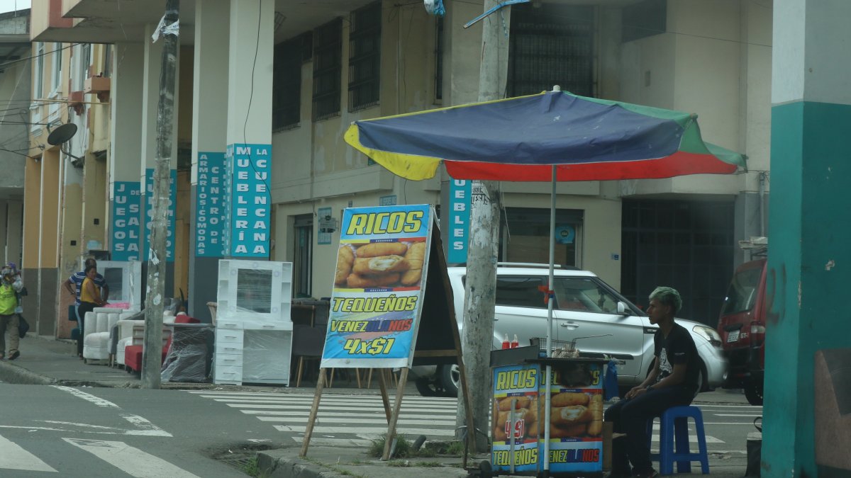 Puestos de comida se toman las esquinas.