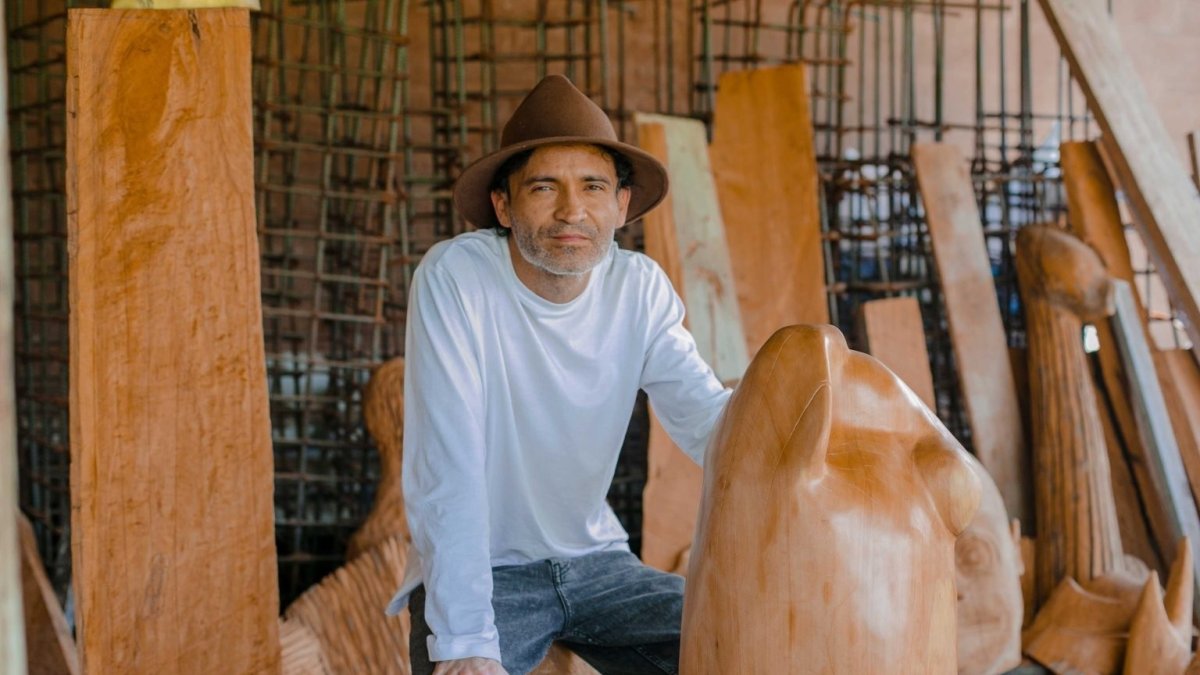 Proyección. Andrés Aguirre junto a uno de sus trabajos.