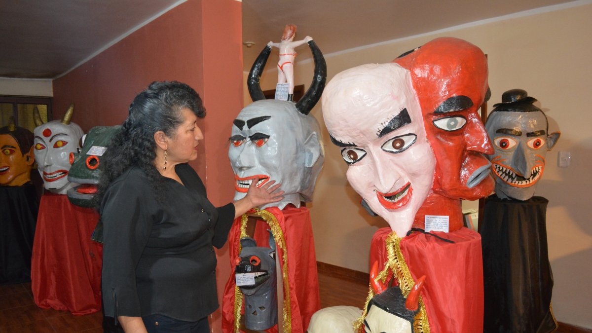 Museo. Janeth Cortés muestra algunas de las máscaras de la reserva.