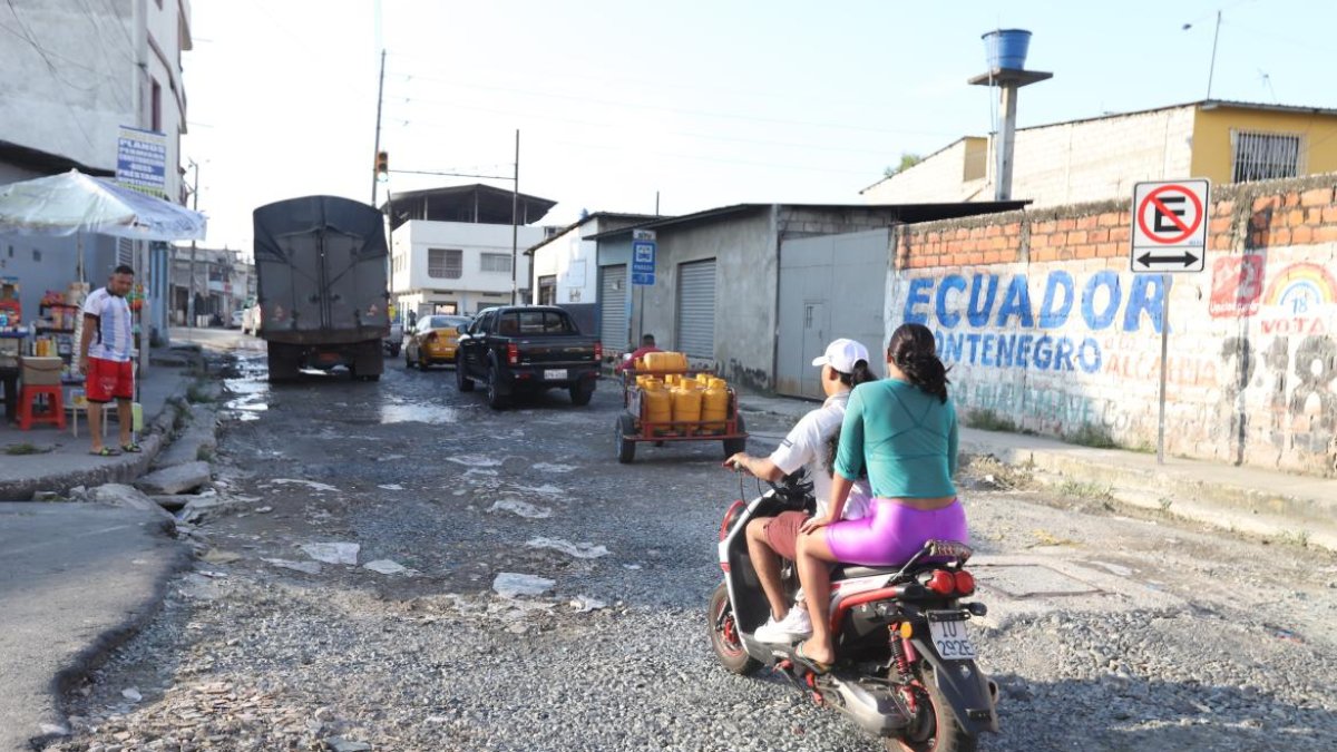 Las 'naves' que transitan por esa vía terminan apaleadas por los baches.