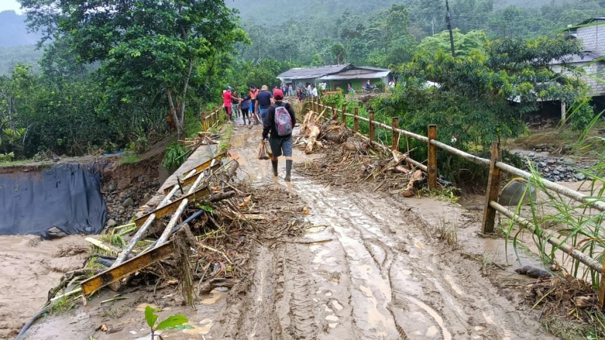 Socavón. La crecida del río Soloma en el cantón Echendía, afectó las bases de un puente de acceso y casas, 13 familias fueron evacuadas.